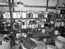 無證化工廠藏身山坳祠堂，約5噸?；繁徊楂@